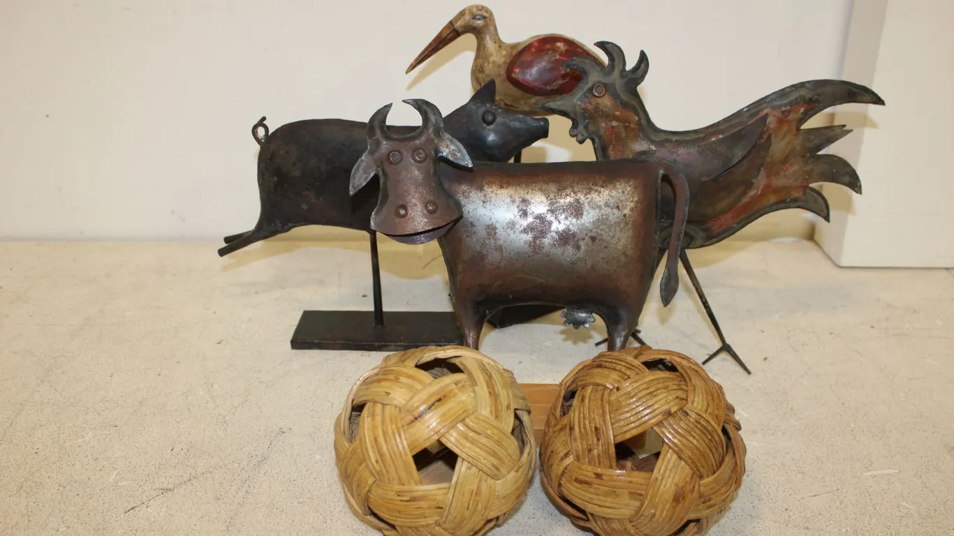 Folk Art Animal Décor