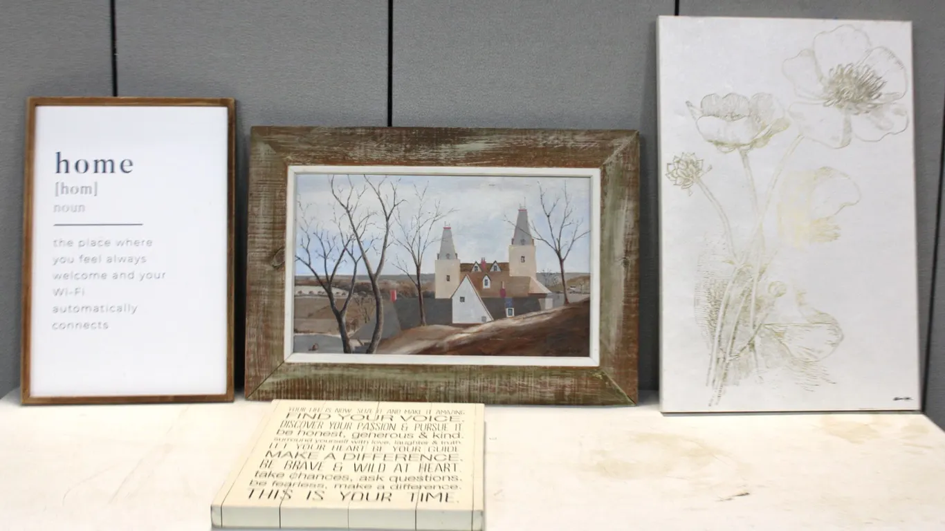 4 Framed Art Prints and Wall Plaques