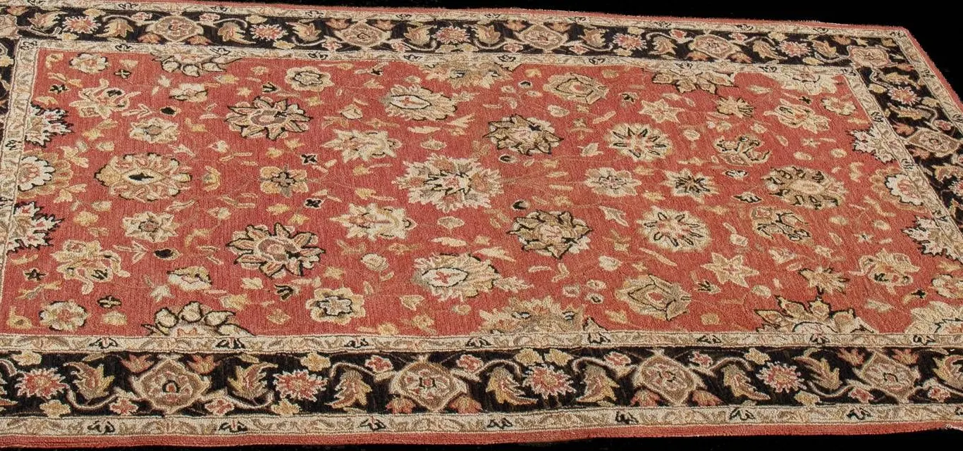 HAND-KNOTTED RUG WITH FLORAL PATTERN.