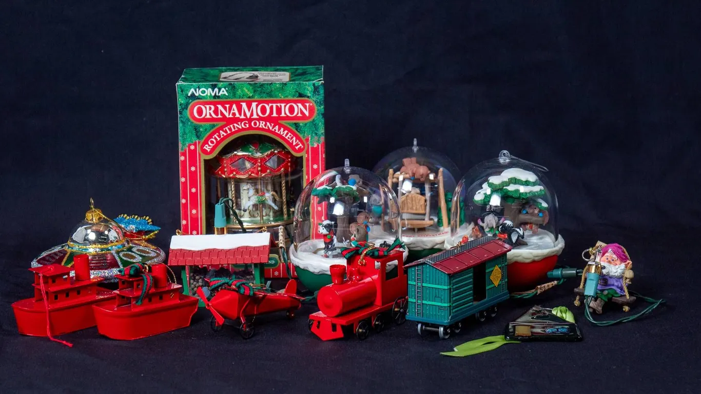 CONTEMPORARY CHRISTMAS ORNAMENTS.
