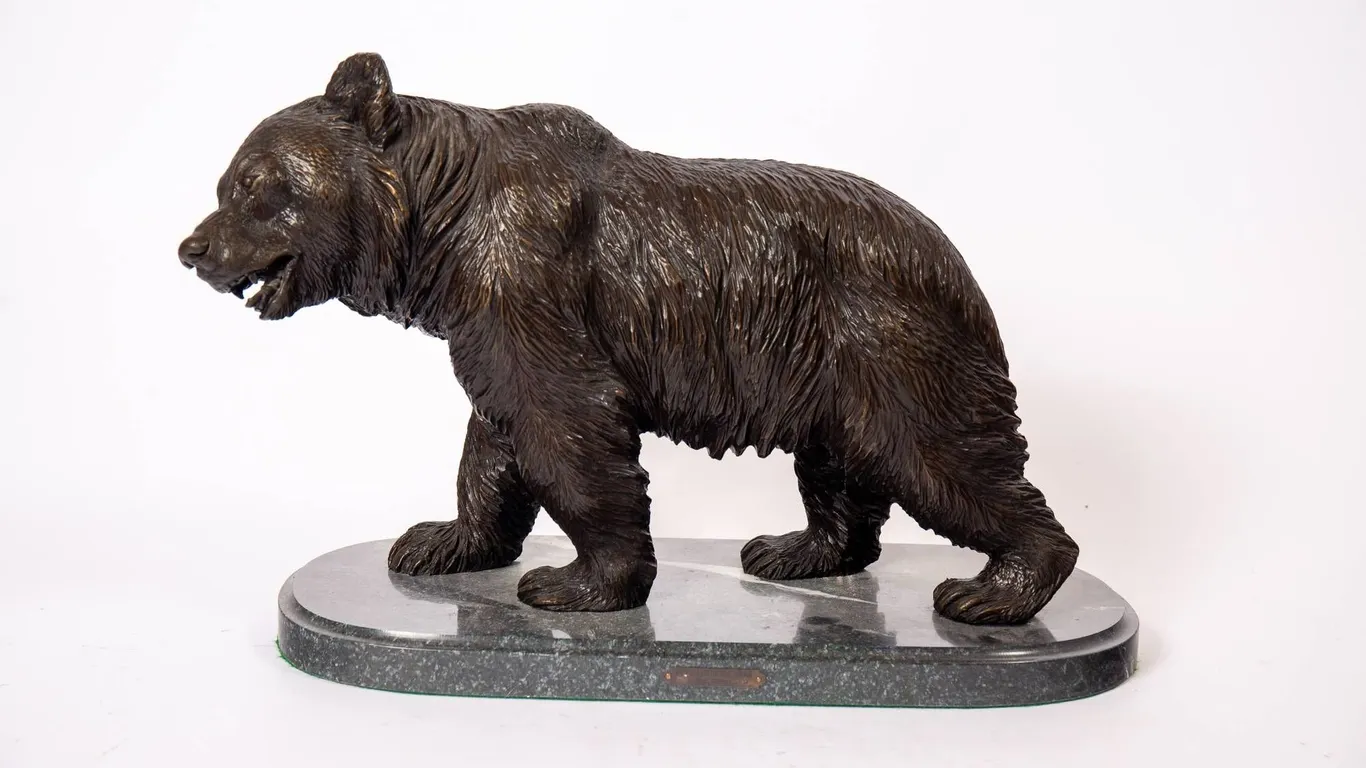 BRONZE SCULPTURE OF BEAR ON MARBLE BASE.