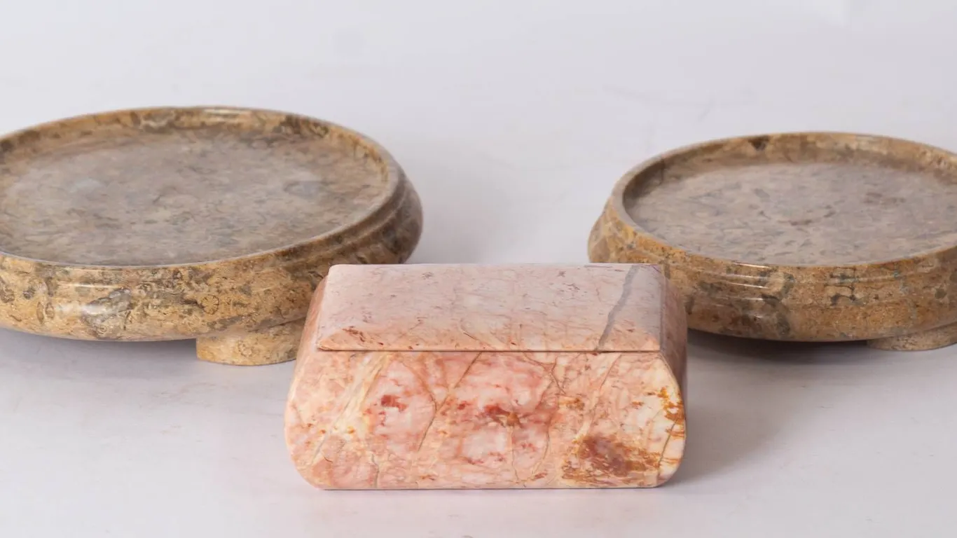 MARBLE TRINKET BOX AND PEDESTAL SET.