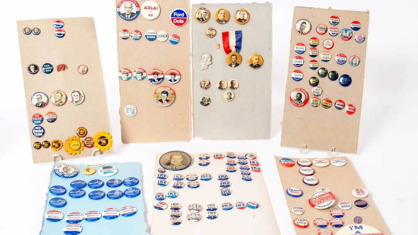 POLITICAL CAMPAIGN BUTTONS AND BADGES.