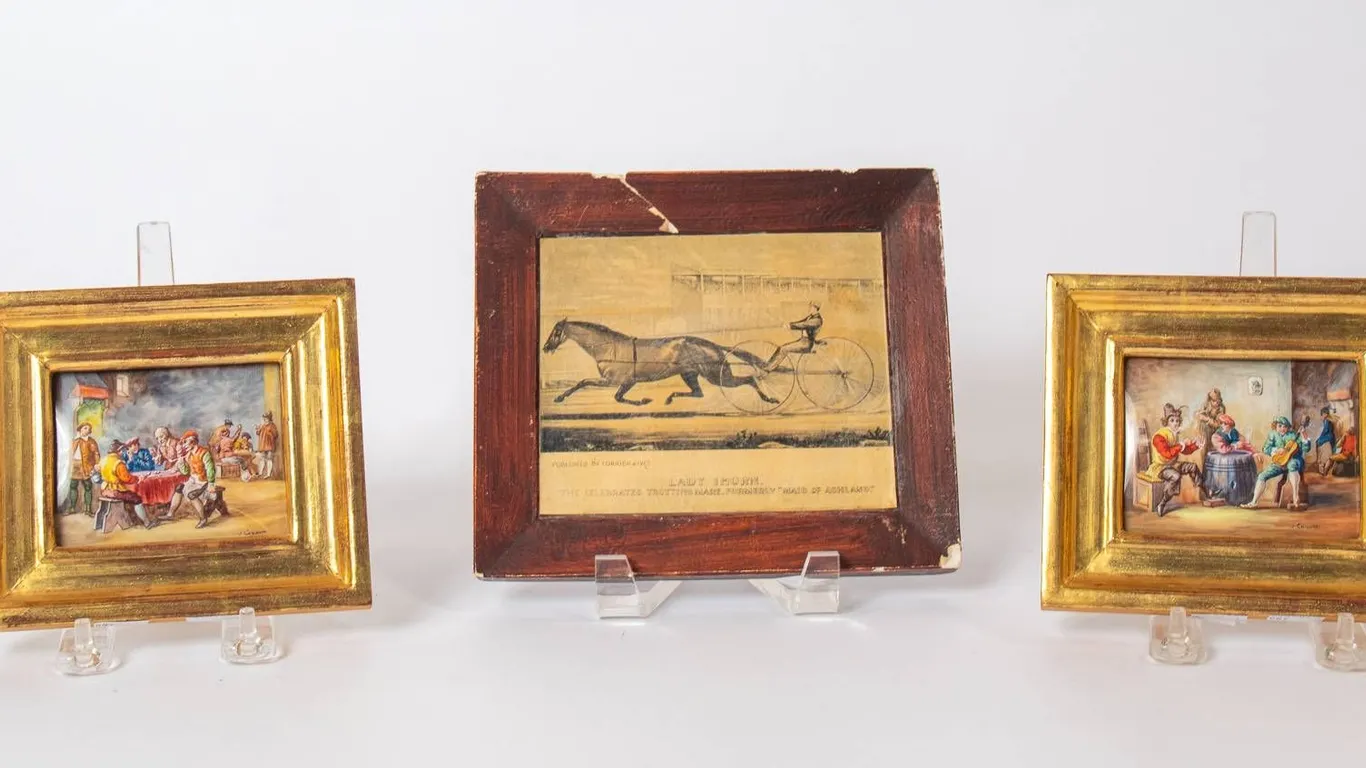 MINIATURE FRAMED PAINTINGS AND PRINT IN GILT AND PLASTER FRAMES.