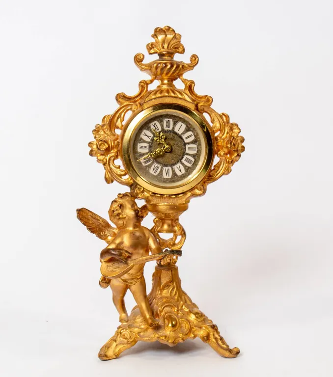 GERMAN ORNATE SPELTER CLOCK WITH CHERUB DETAILS.