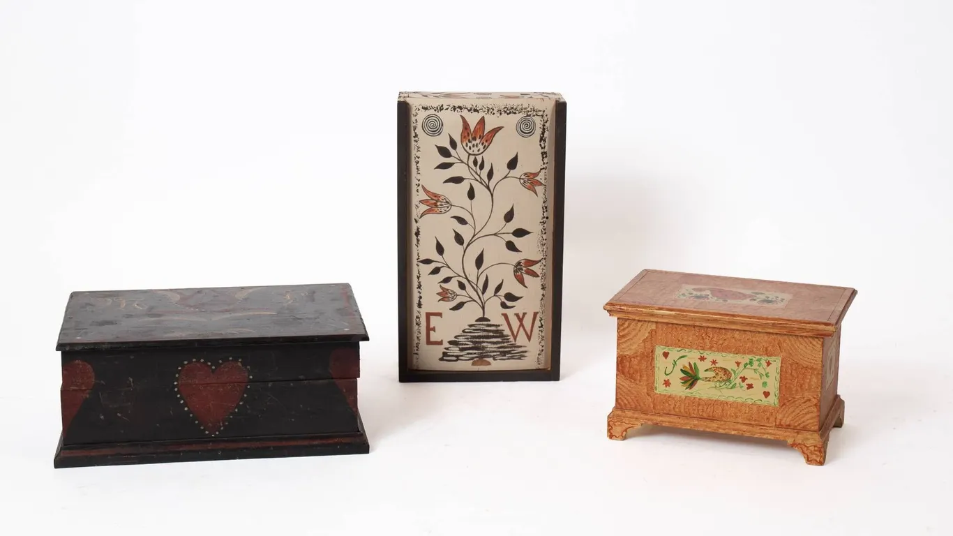 REPRODUCTION FOLK-ART STYLE WOODEN BOXES.