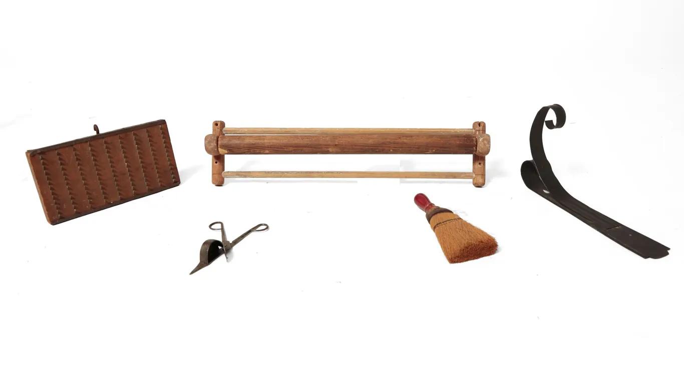 COLLECTION OF FIVE HOUSEWARE ITEMS, INCL. WICK TRIMMER AND LANTERN HANGER.
