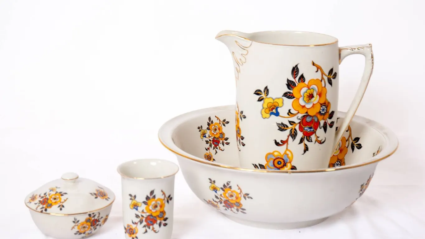 WINTON WARE GRIMWADES STOKE-ON-TRENT PORCELAIN SET.