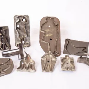 VINTAGE METAL COOKIE CUTTERS.
