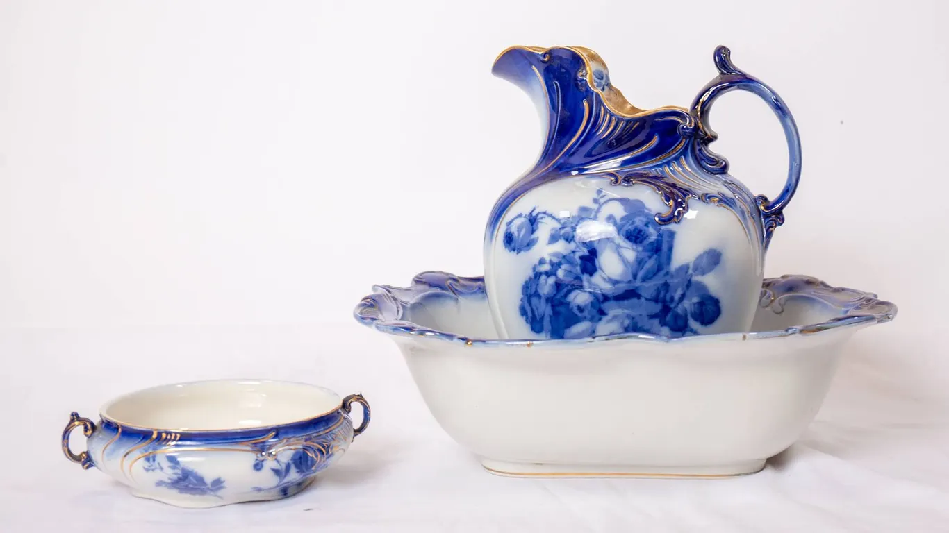 ANTIQUE DOULTON BURELEM GLOIRE DE DIJON PITCHER AND BASIN SET.