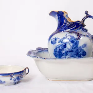 ANTIQUE DOULTON BURELEM GLOIRE DE DIJON PITCHER AND BASIN SET.