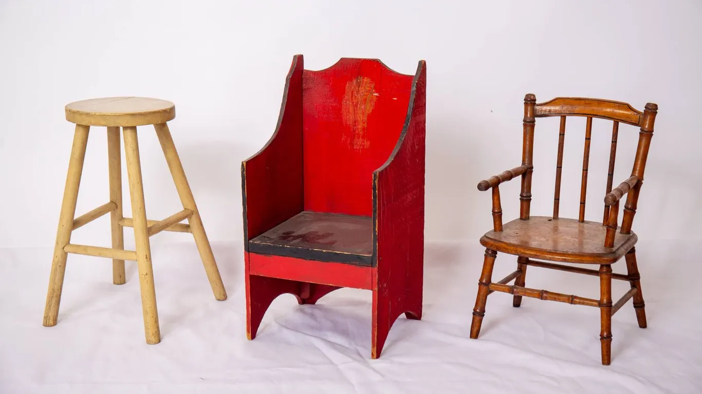 THREE PIECES OF YOUTH AND DOLL FURNITURE.