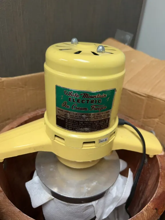 White Mountain Electric Ice Cream Freezer with Manual