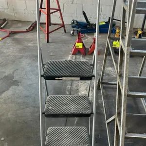 Safety 1st 3-step folding step ladder. Features tubular metal frame with upper handrail, (3) textured slip-resistant plastic steps, and folding mechan
