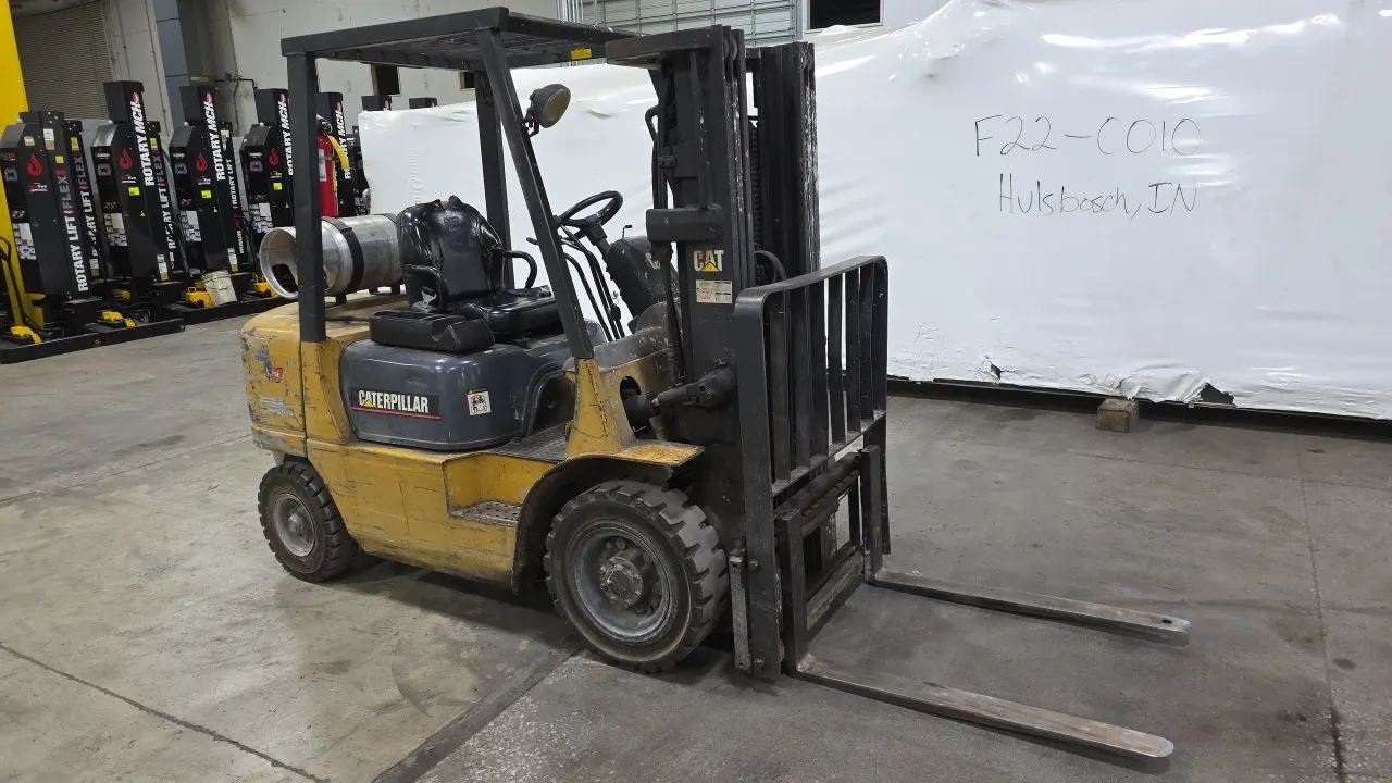 Caterpillar GP25K LP-gas forklift. Features a 5,000 lb rated capacity, 3-stage mast, hydraulic side shift carriage, forks, load backrest, overhead gua