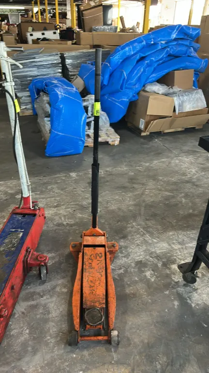 Daytona hydraulic floor jack. Features steel construction, rapid pump foot pedal, handle with protective foam bumper, front rollers, and rear swivel c