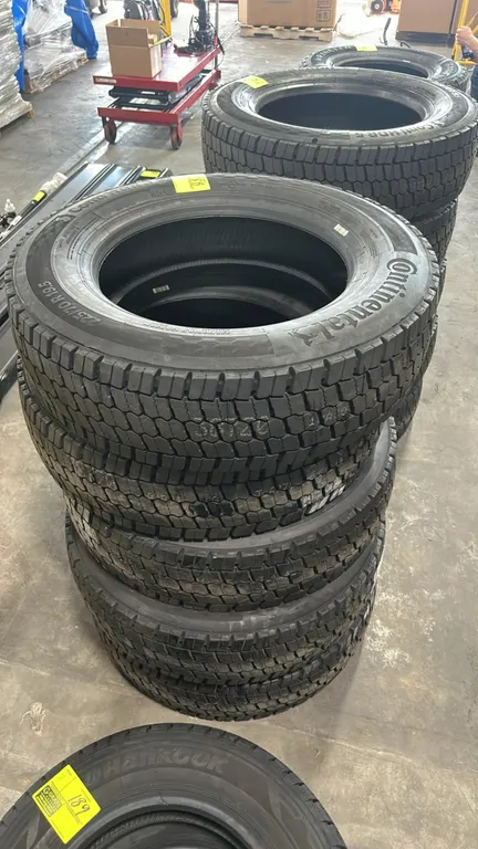 Continental Conti HDR 5 commercial truck tires. Features regional/urban drive tread pattern. Size: 225/70R19.5. Load range: E.