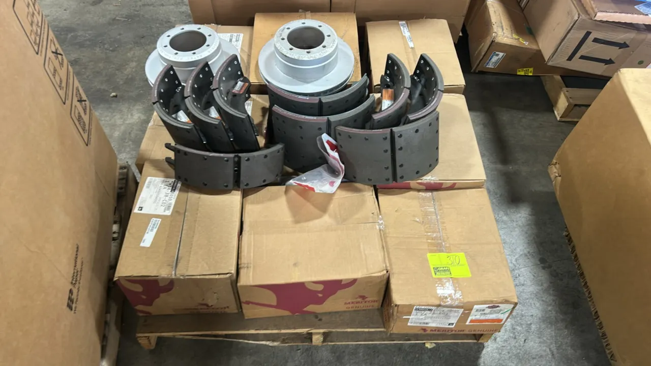 Meritor commercial truck brake components lot. Includes PlatinumShield III lined brake shoe kits (P/N: KSMA2124715QP), AY-CALIPR 6X70 disc brake calip