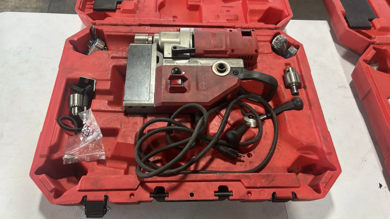 Milwaukee 4272-21 electromagnetic drill kit. Features 1-5/8" capacity, AutoStop liftoff detection, feed handle, and chuck attachment. Includes molded