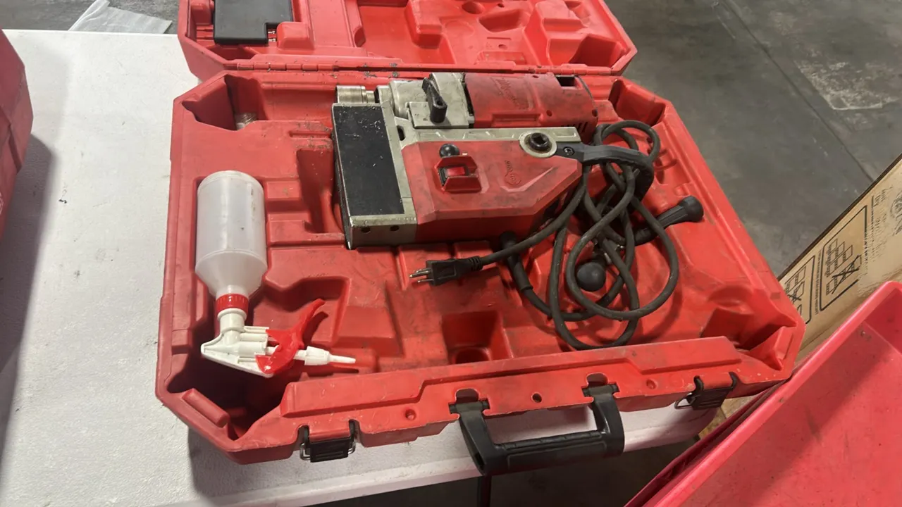 Milwaukee 4272-21 electromagnetic drill kit. Features 13 Amp motor, 1-5/8" drilling capacity, Auto-Stop sensor, and electromagnetic base. Includes har