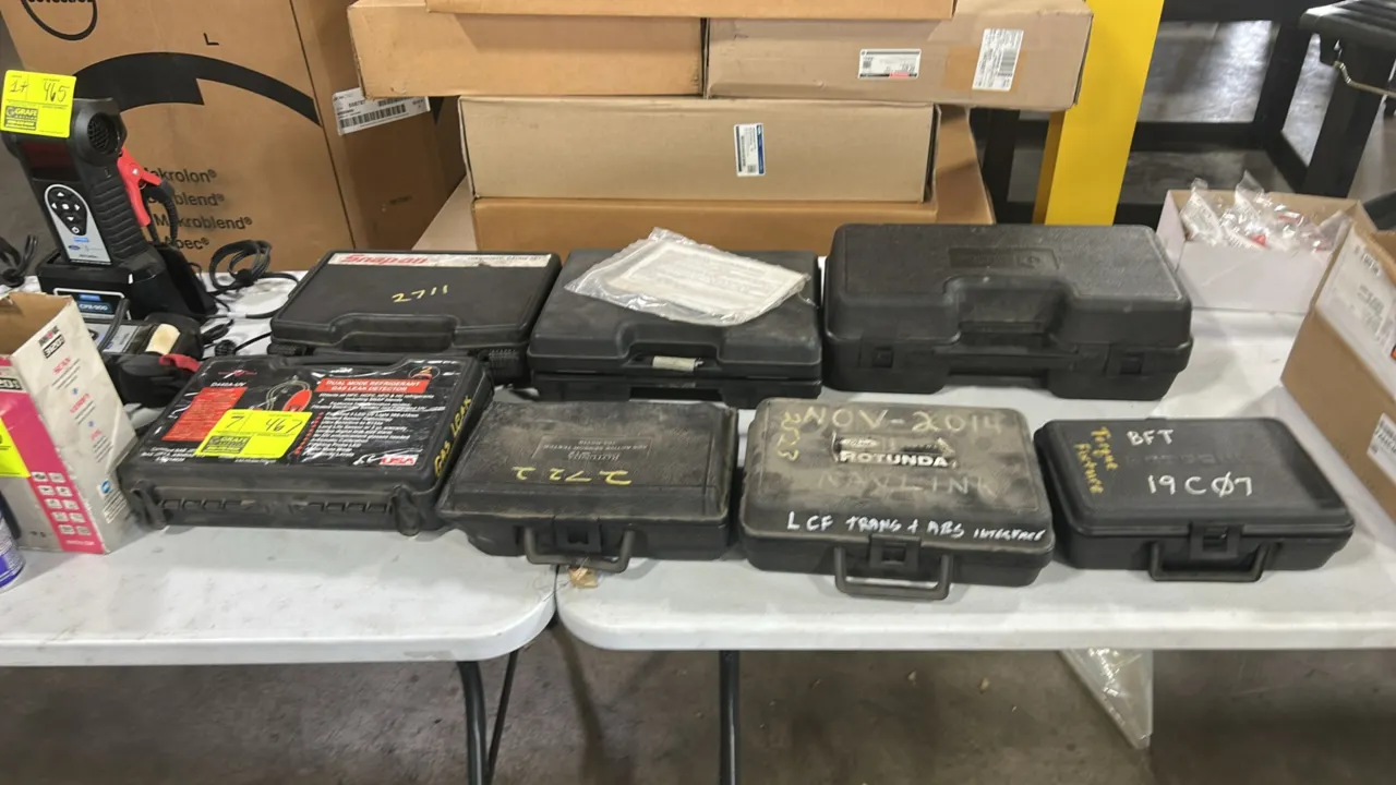 Snap-on, Ford Rotunda, and assorted specialty service tool sets. Includes Techno Tools D440A-UV refrigerant leak detector, Snap-on diagnostic pressure