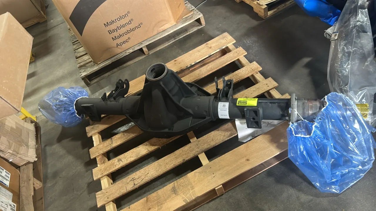 SER300 axle assembly component housing. Part number: SXXXA100433760SK24212C0510. Features integrated suspension mounting brackets and protective spind