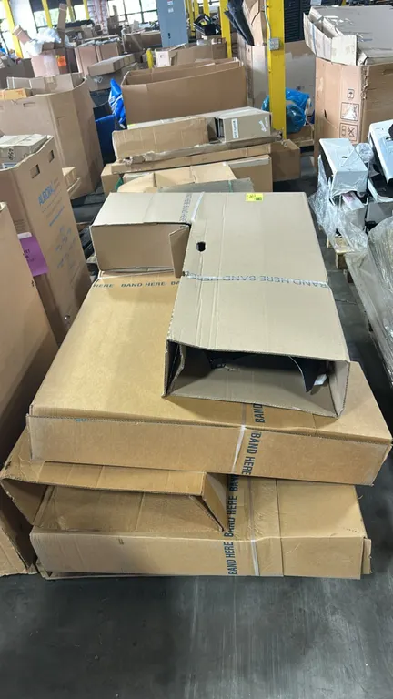 Pallet lot of genuine Ford OEM vehicle fenders. Includes front fender (P/N: NZ6Z-16005-B), Super Duty front fender assembly (P/N: BC3Z-16005-B), and f