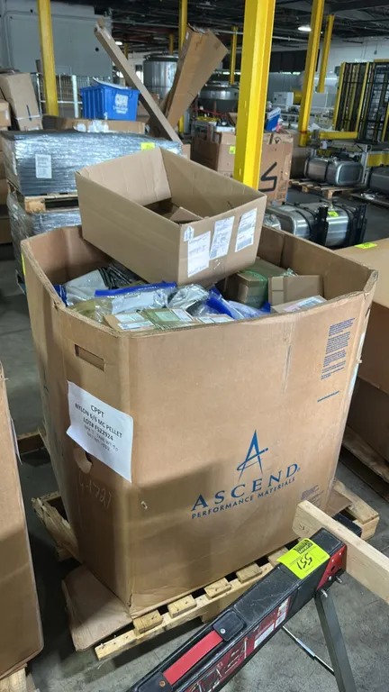 Gaylord lot of assorted automotive parts. Includes Ford Motorcraft fuel injection kits (P/N: FC3Z-9H529-E, CN-6040), HVAC air inlet door actuator (P/N