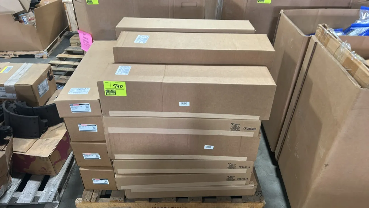 Ford Motorcraft ASH-8666381 shock absorbers. Part number MK3Z-18125-A. Packaged in manufacturer boxes on a wooden pallet.
