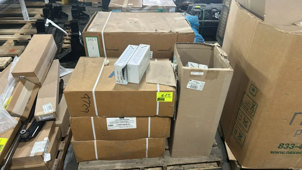 Pallet lot of B&W Trailer Hitches fifth wheel hitch components. Includes Companion 25K Ford OEM fifth wheel hitch base (Model RVB3305) and Companion R