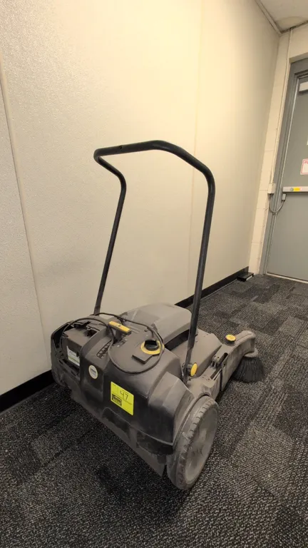 Windsor Radius 280X walk-behind commercial sweeper. Features adjustable side broom, main broom assembly, internal filter system, and Discover battery.