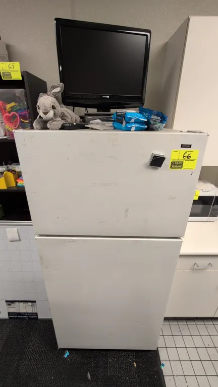 Hotpoint HTR16BBSARWW top-freezer refrigerator. Features top freezer compartment, wire shelving, dual lower crisper drawers, and in-door storage shelv