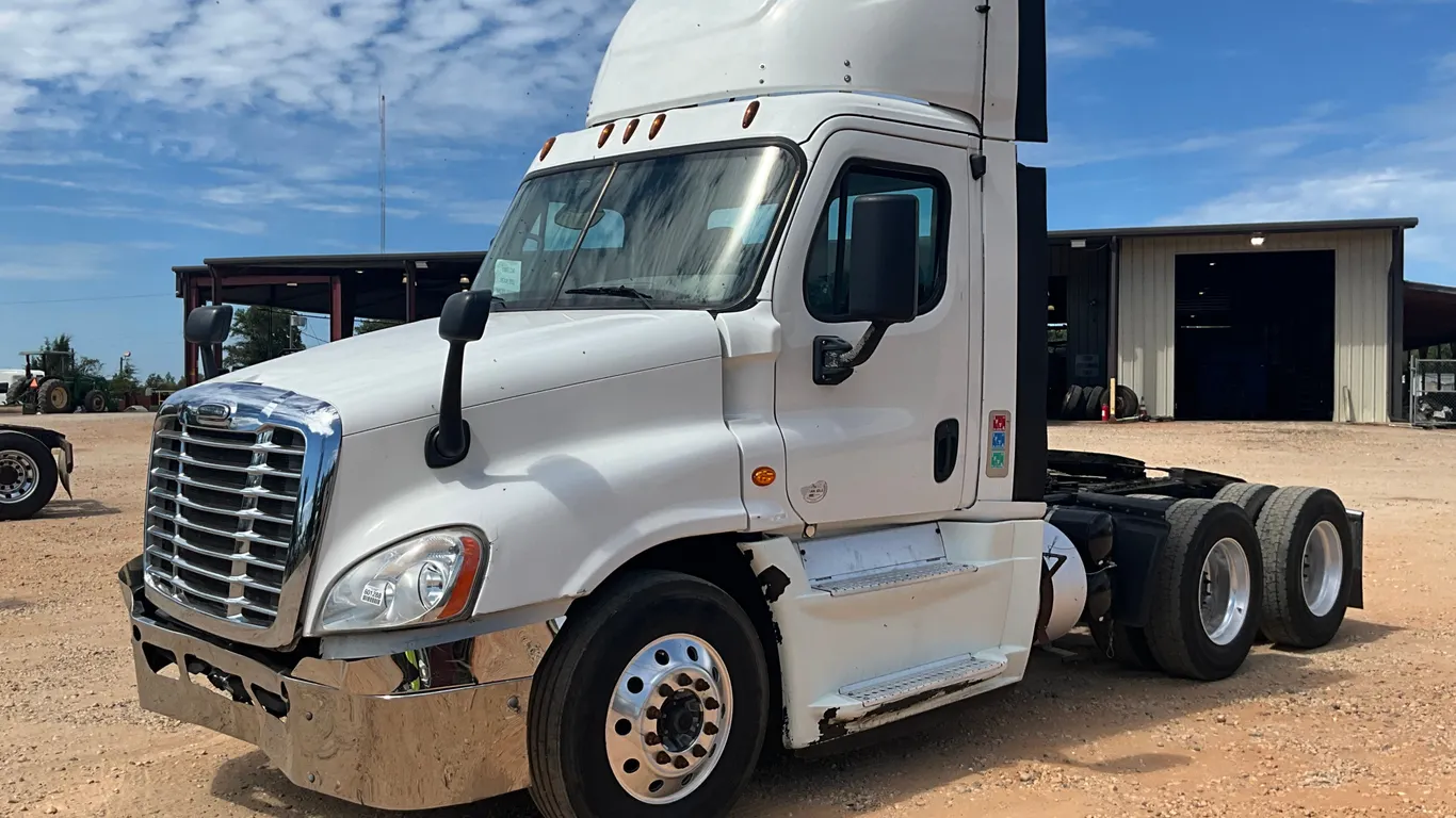 2015 FREIGHTLINER CASCADIA CA125 TANDEM AXLE DAY CAB TRUCK TRACTOR VIN: 1FUJGEDVXFLGE9600
