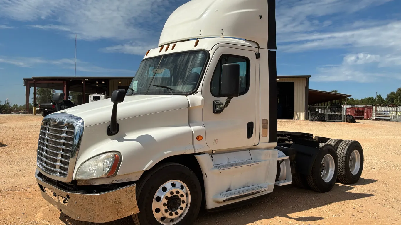 2015 FREIGHTLINER CASCADIA CA125 TANDEM AXLE DAY CAB TRUCK TRACTOR VIN: 1FUJGEDV3FLGF0636