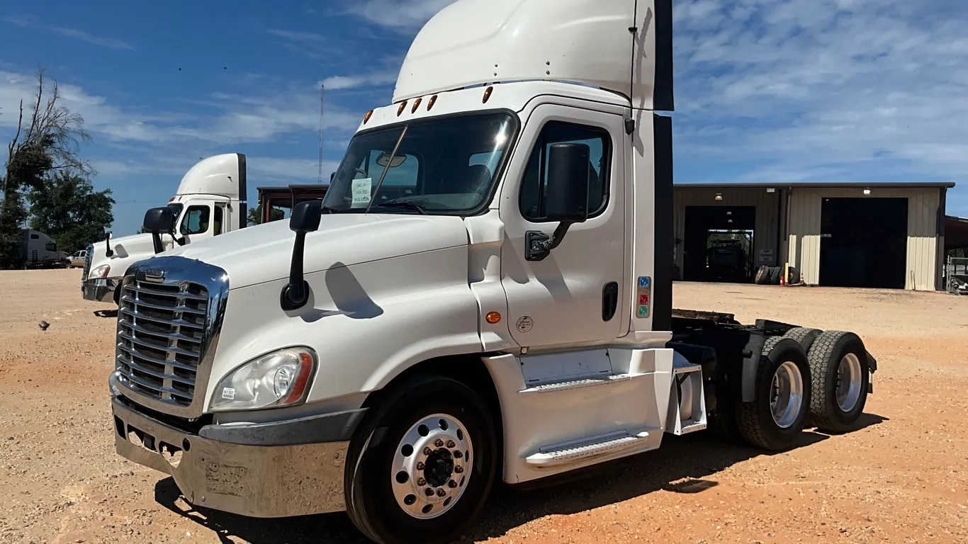 2015 FREIGHTLINER CASCADIA CA125 TANDEM AXLE DAY CAB TRUCK TRACTOR VIN: 1FUJGEDV2FLGF3768