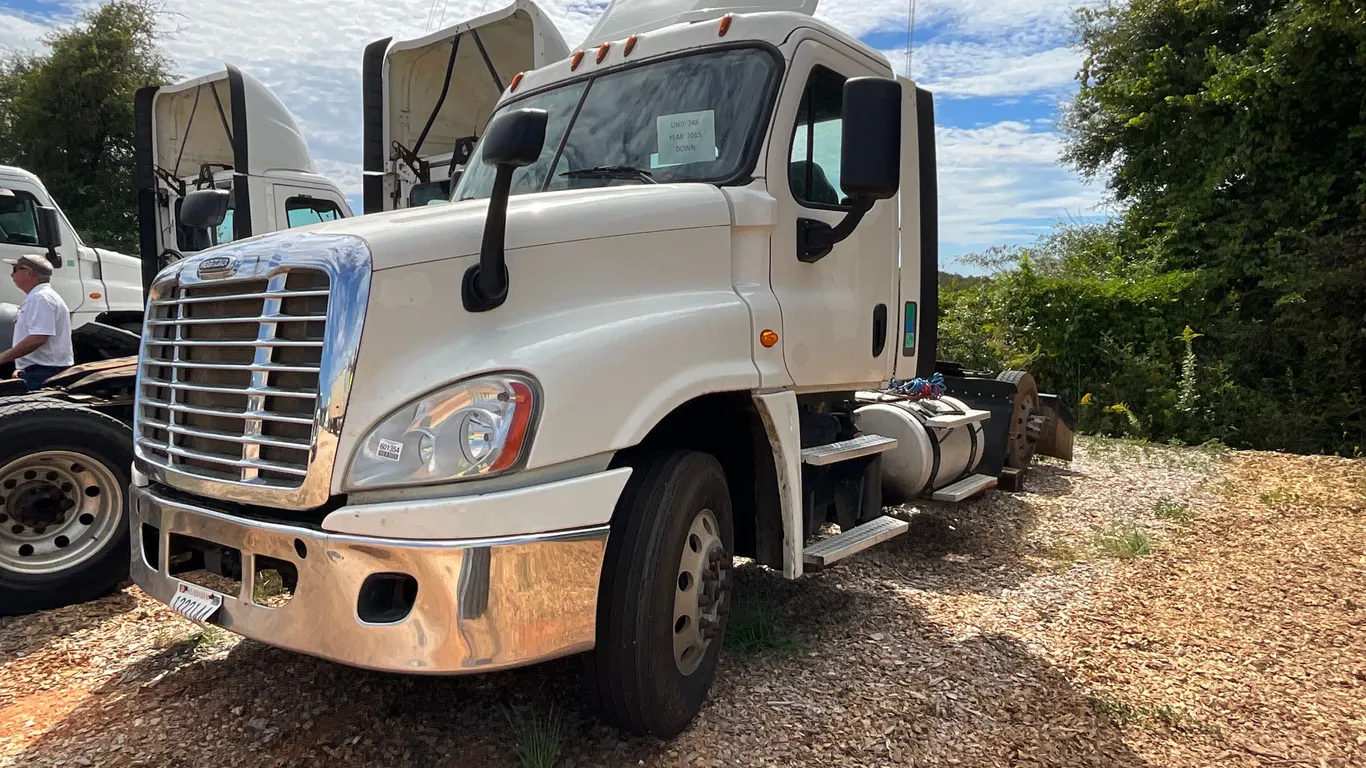 2015 FREIGHTLINER CASCADIA CA125 TA TANDEM AXLE DAY CAB TRUCK TRACTOR VIN: 3AKJGEDV2FSGL6736