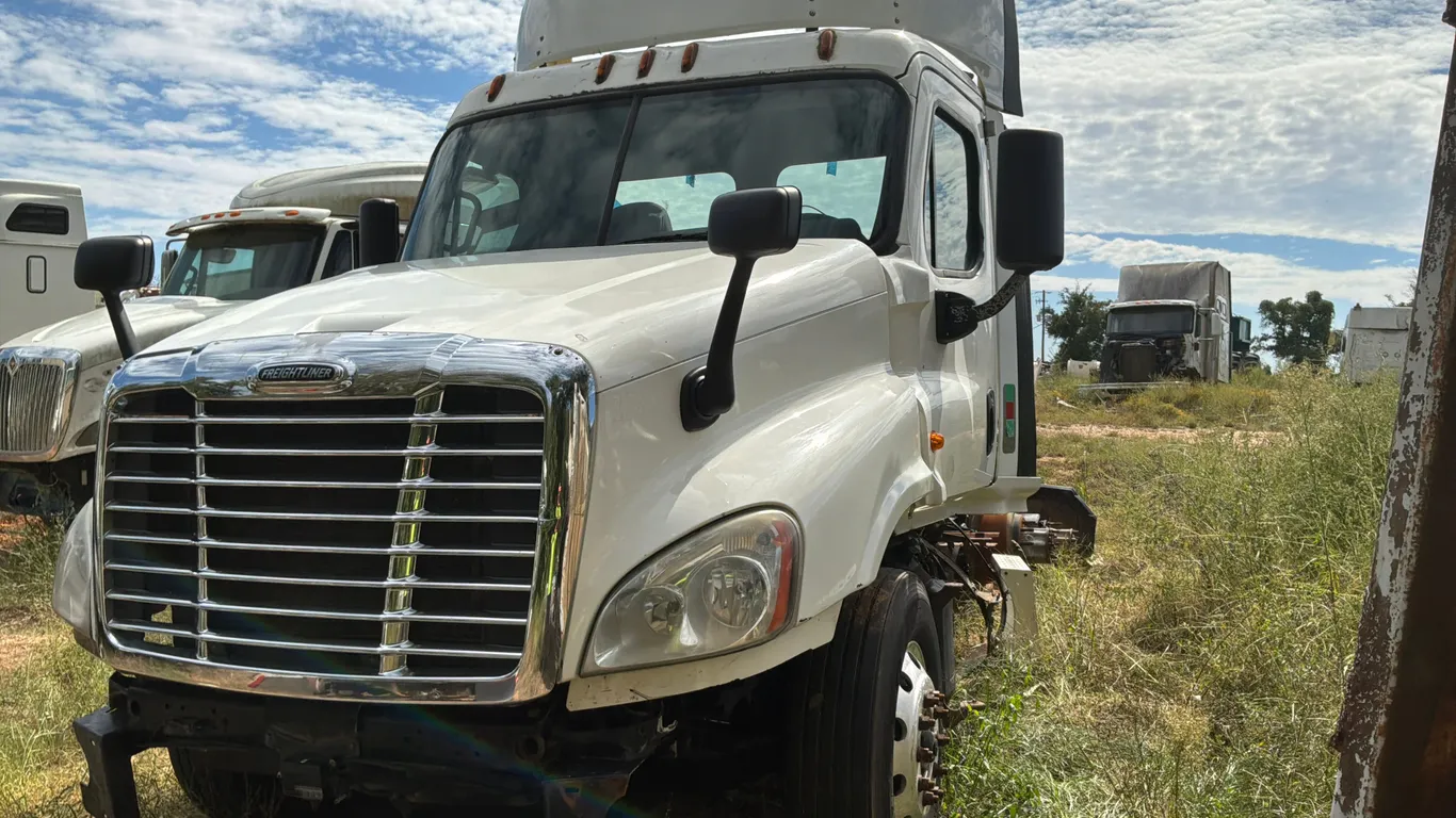 2015 FREIGHTLINER CASCADIA TA TANDEM AXLE DAY CAB TRUCK TRACTOR VIN: 1FUJGEDV4FLGE9611