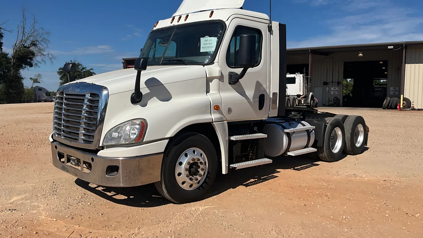 2015 FREIGHTLINER CASCADIA CA125 TANDEM AXLE DAY CAB TRUCK TRACTOR VIN: 3AKJGEDV6FSGL6738