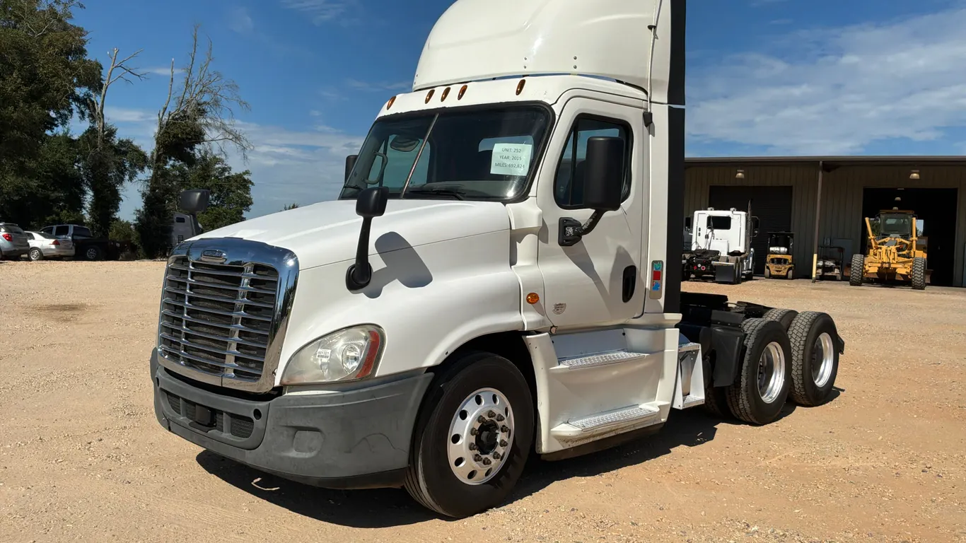 2015 FREIGHTLINER CASCADIA CA125 TANDEM AXLE DAY CAB TRUCK TRACTOR VIN: 1FUJGEDV1FLGF0635