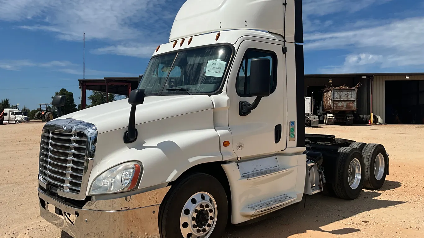 2015 FREIGHTLINER CASCADIA CA125 TANDEM AXLE DAY CAB TRUCK TRACTOR VIN: 1FUJGEDV9FLGF0818
