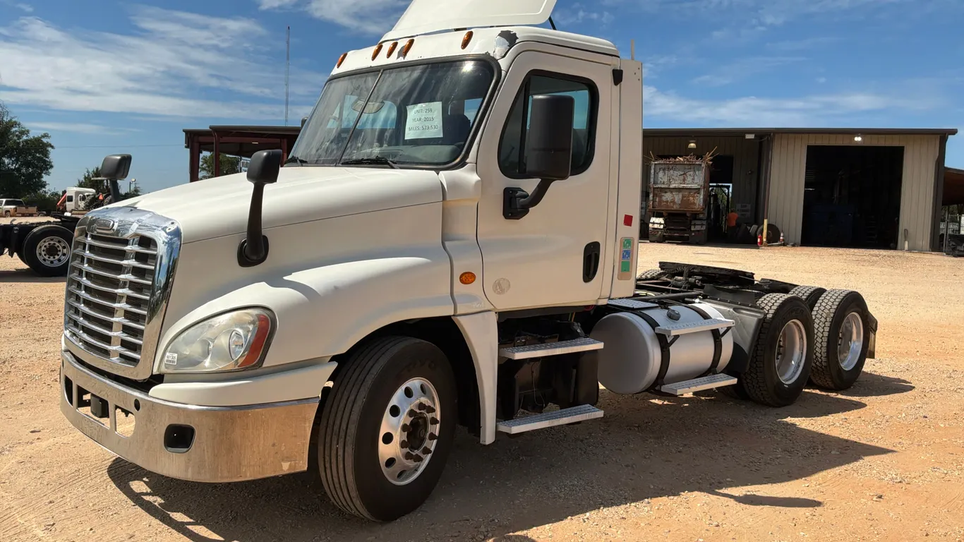 2015 FREIGHTLINER CASCADIA CA125 TANDEM AXLE DAY CAB TRUCK TRACTOR VIN: 3AKJGEDV4FSGL6737