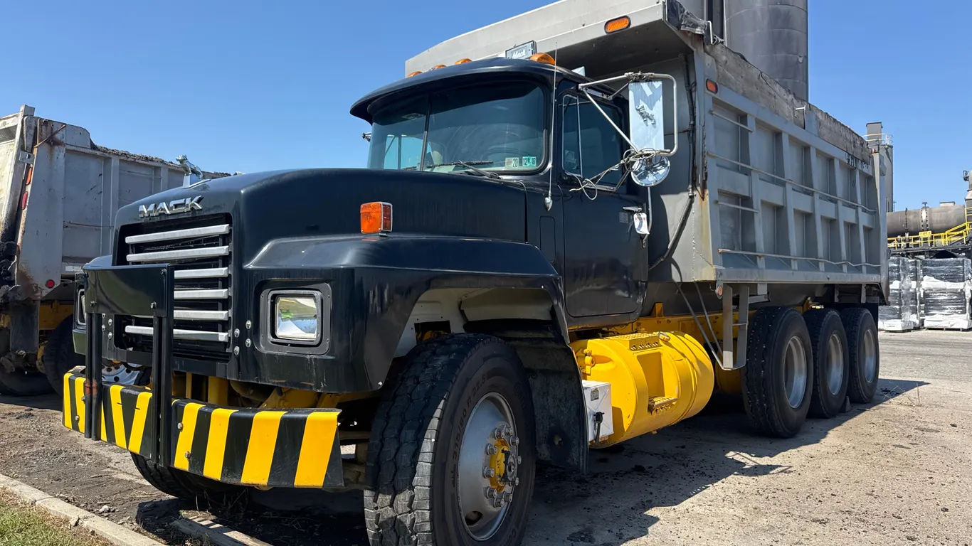 1996 MACK RD688S TRI-AXLE DUMP TRUCK VIN: 1M2P267C5TM027540
