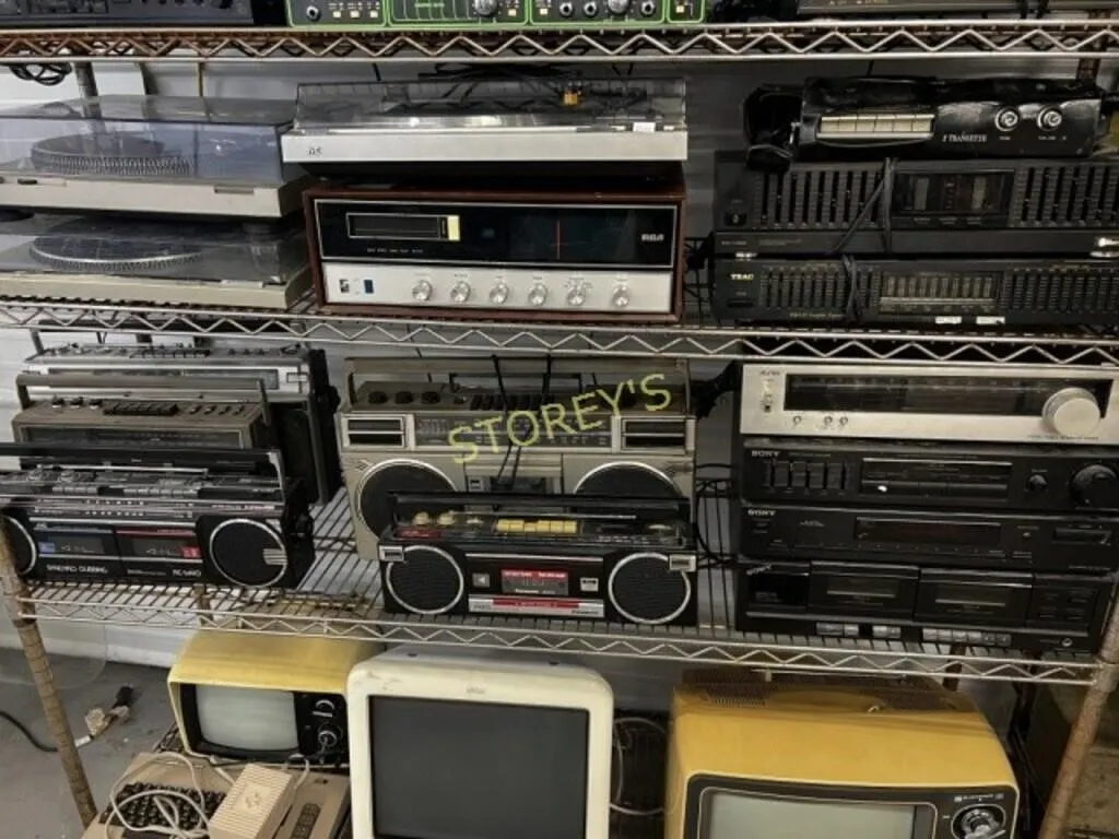 2 Shelves Turn Tables, Equalizers, Etc. - Unknown