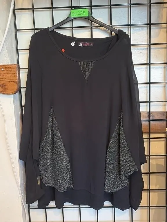 L Model Black flowy long-sleeve top
