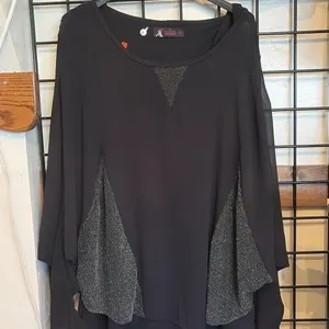 L Model Black flowy long-sleeve top
