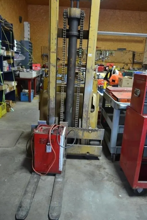 Deca shop forklift with charger