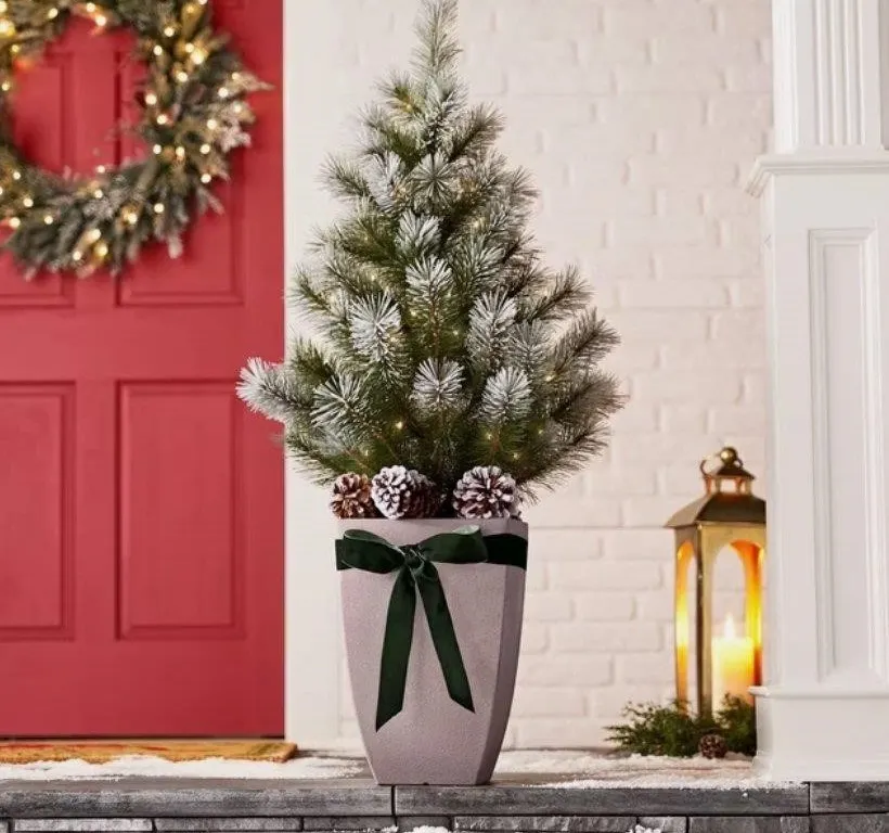 Pre-Lit Decorative Topiary