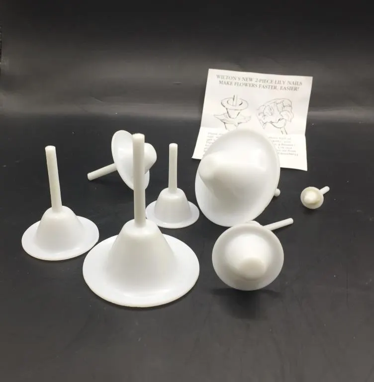 WILTON 8-Piece Cake Decorating Lily Nail Set