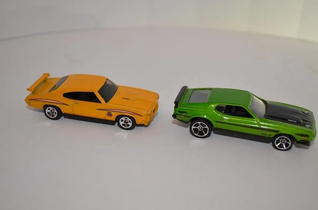 Green Hot Wheels '71 Mustang Boss 351 diecast car