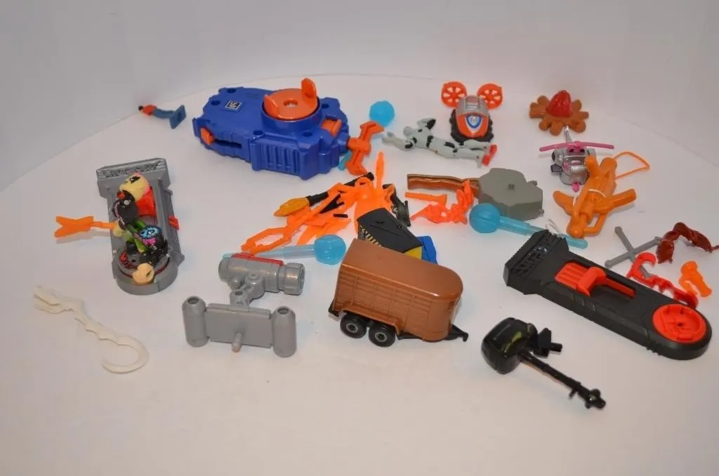 Mixed lot of assorted vintage toy parts and action